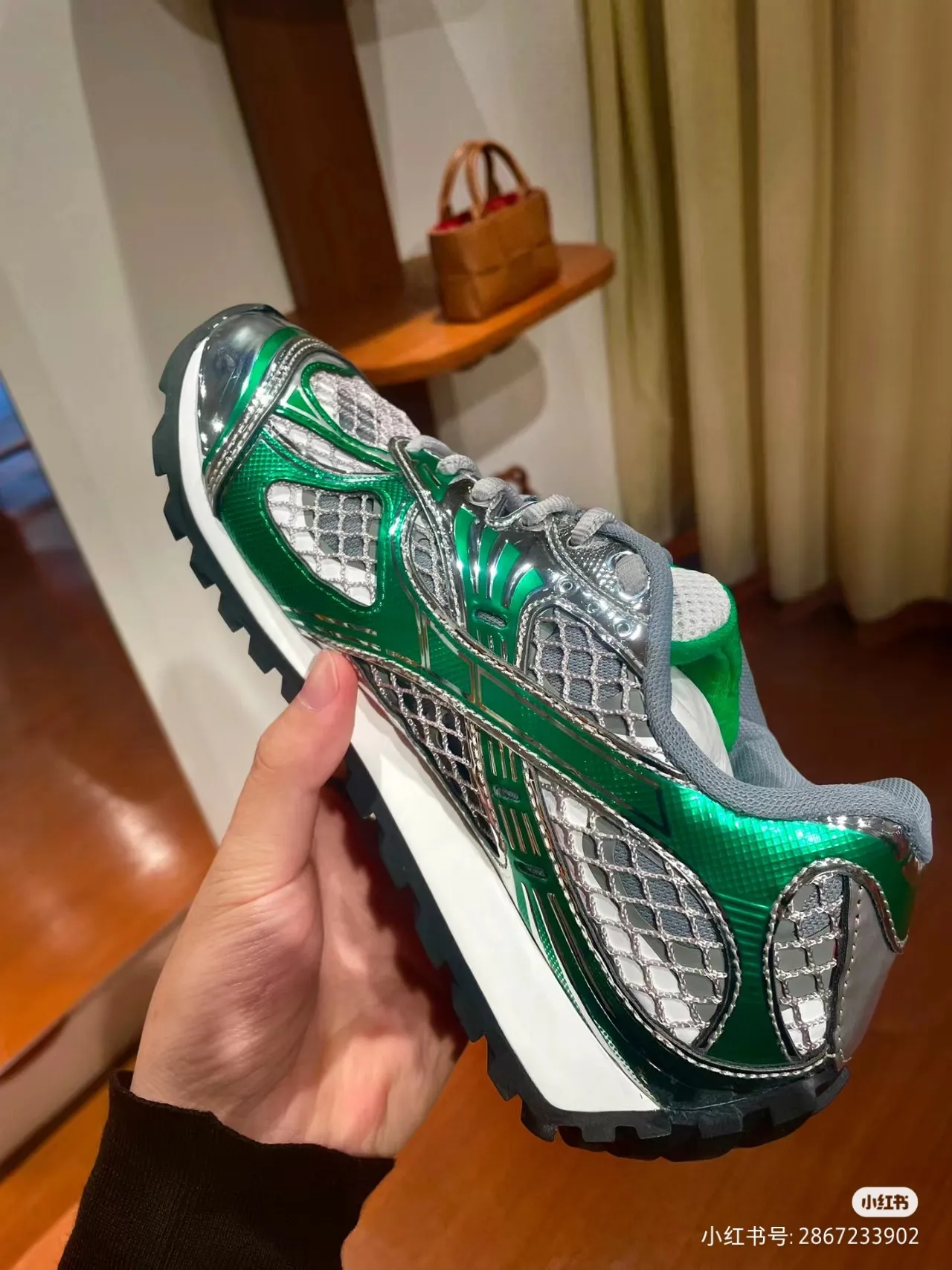 👟👟Ex-factory price 600👟👟 Top version (couples style) Bottega Veneta 23ss autumn and winter show style BV Orbit sneakers Wang Yibo same style couple style casual shoes dad shoes! Runner sneakers! Original purchase and development! Made of original lightweight technical mesh fabric, the same as the original version! The process is complicated! Paired with a rubber outsole designed with a geometric pattern, the high version of the Wang Zha series is actually much taller, but the legs still look slim. Very nice. Durable and durable to play with, standard and version-matching shoe packaging technology, look for high-end versions. The original outsole is exclusively molded, and the color-blocked TPU outsole is used. The material and weight are the same as the original! Size: #Female 35-41 (40 and 41 customized sizes are non-refundable) Male 39-45 (45 size customized are non-returnable and exchangeable)